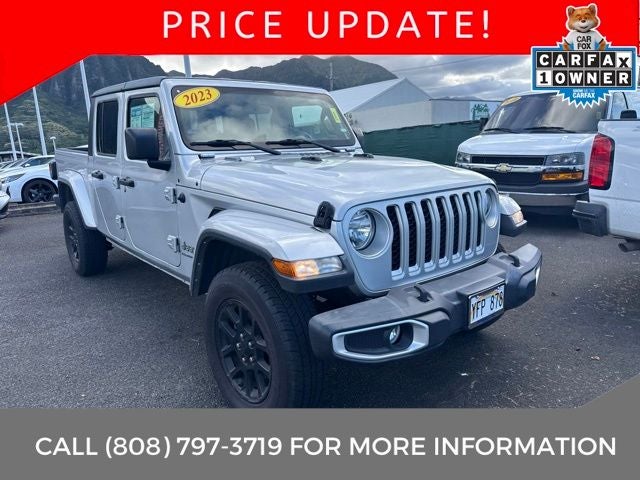 2023 Jeep Gladiator Overland in Silver Zynith Clearcoat — front three-quarter view