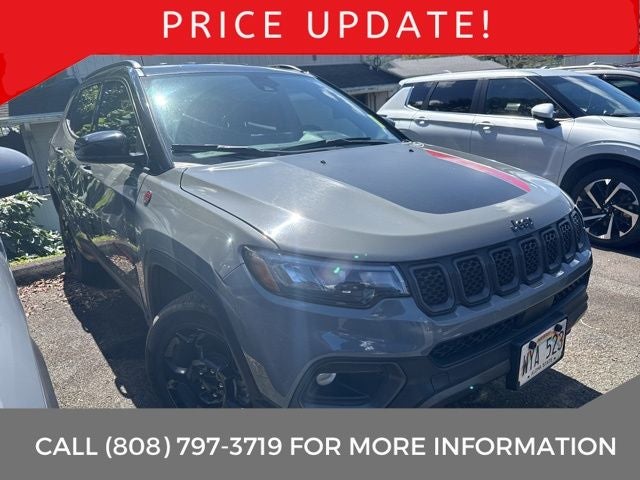 2024 Jeep Compass Trailhawk in Sting-Gray Clearcoat — front three-quarter view